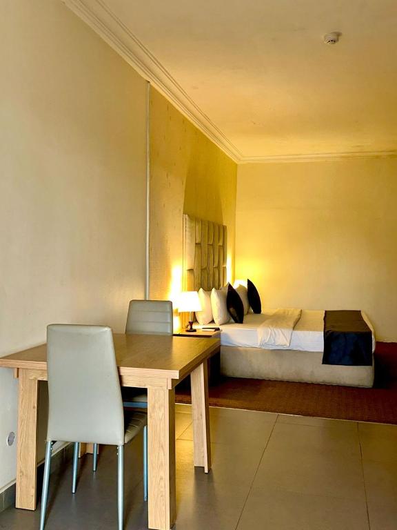 Black Rock Apartment and Suites image 5