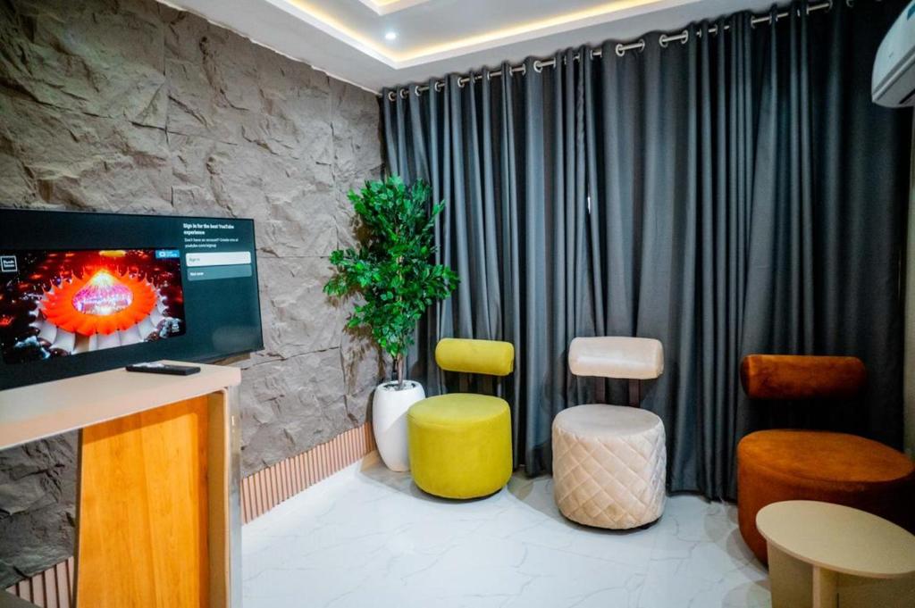 Exquisite Home 2 image 5