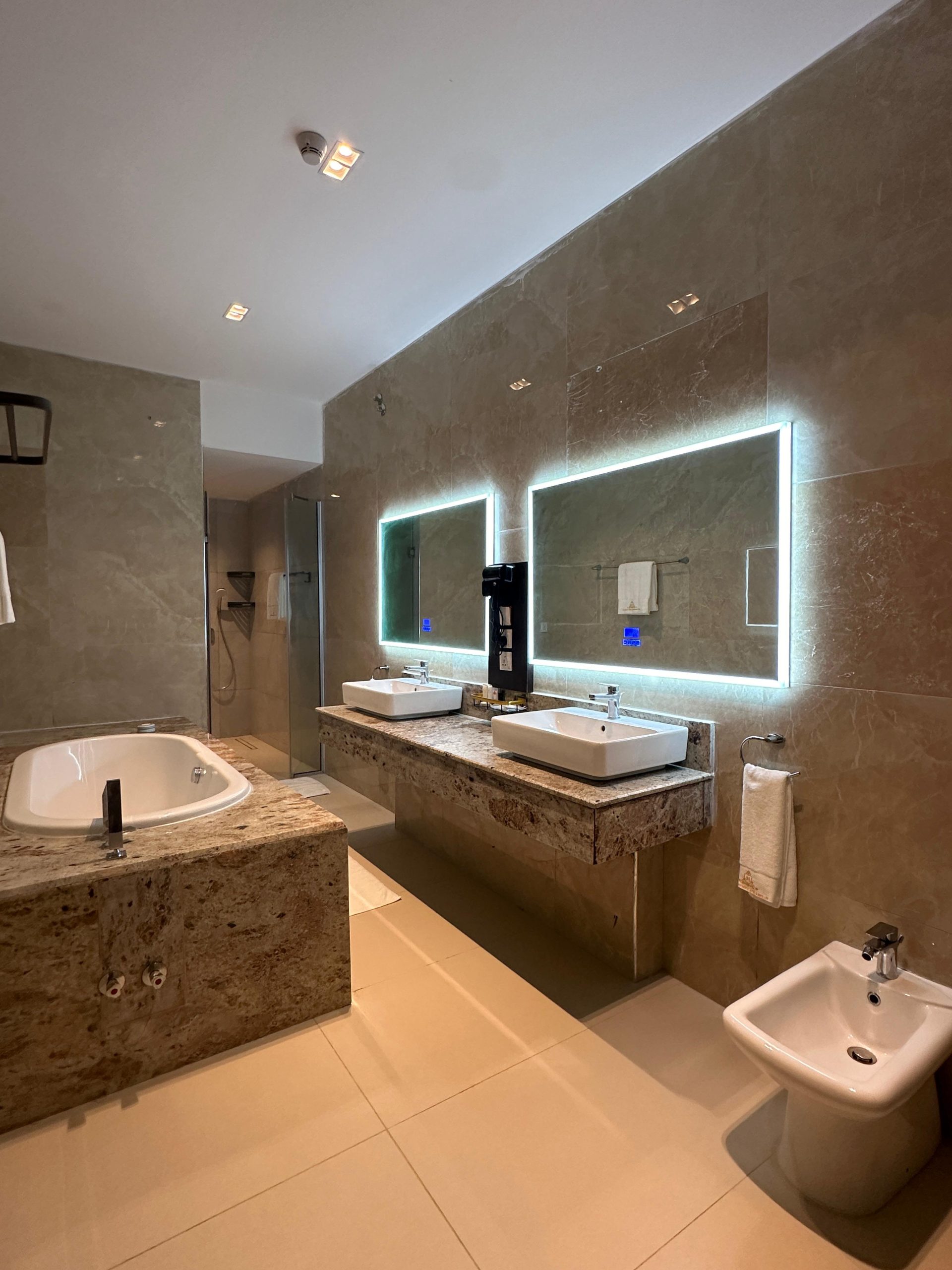 3pple M Continental Hotel