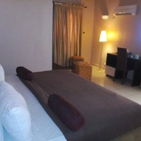 Swiss Cottage Suites image 2