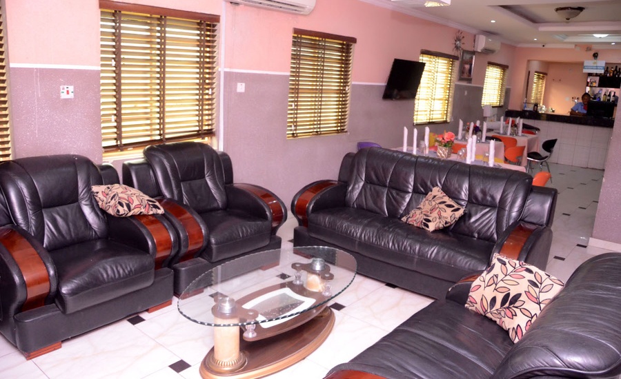 Esado Suites- Olanrewaju Branch image 3