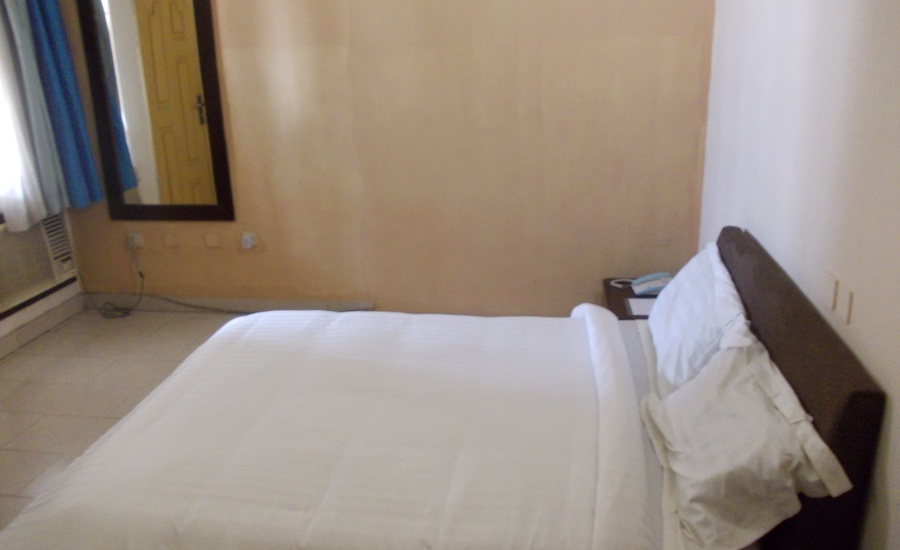 Le Chateau Hotel image 4
