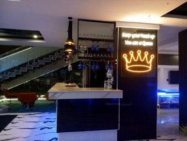 Queens Court Hotel image 2