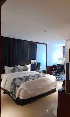 The Yacht Luxury Hotel image 4