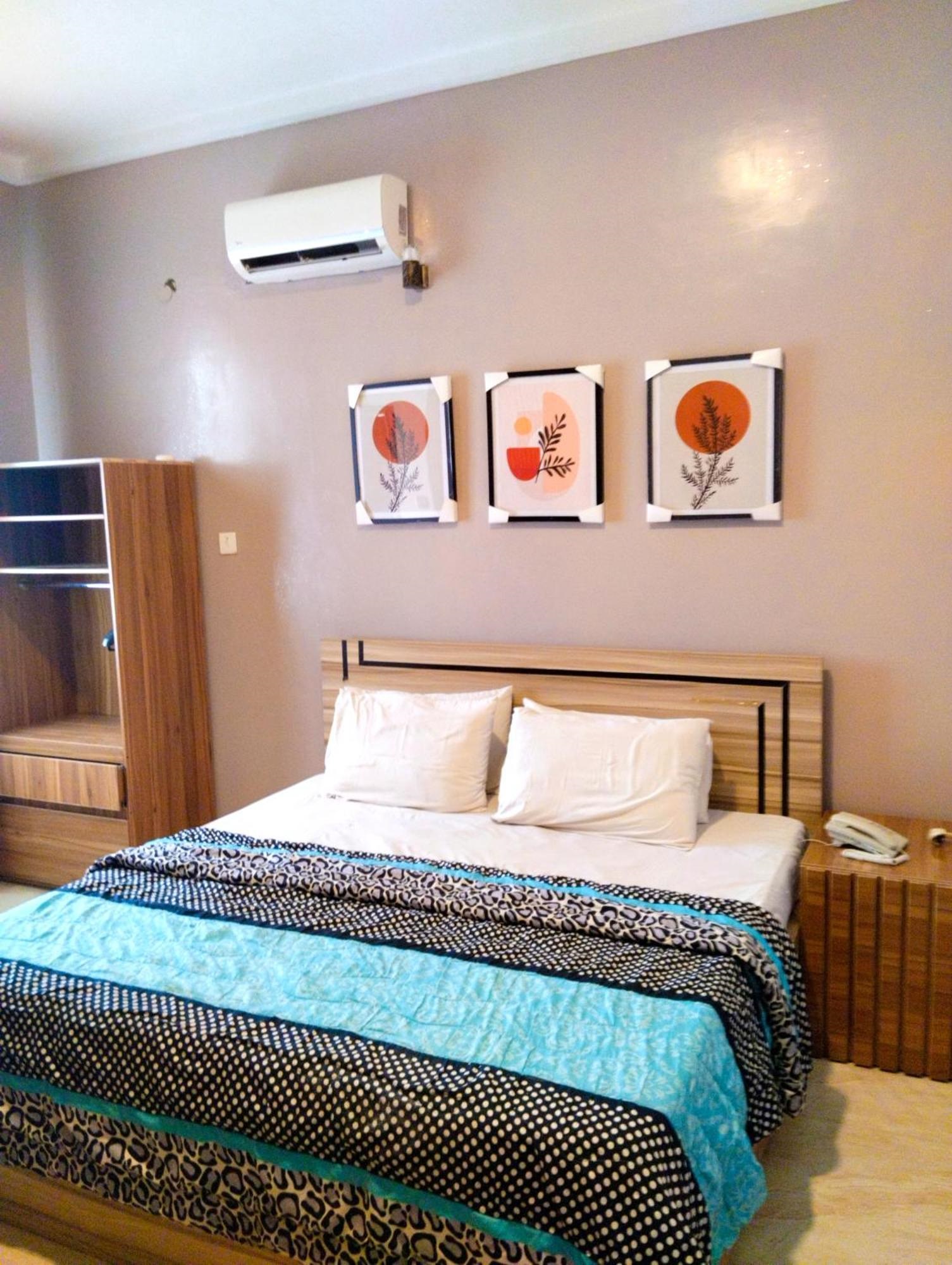Emirate Room